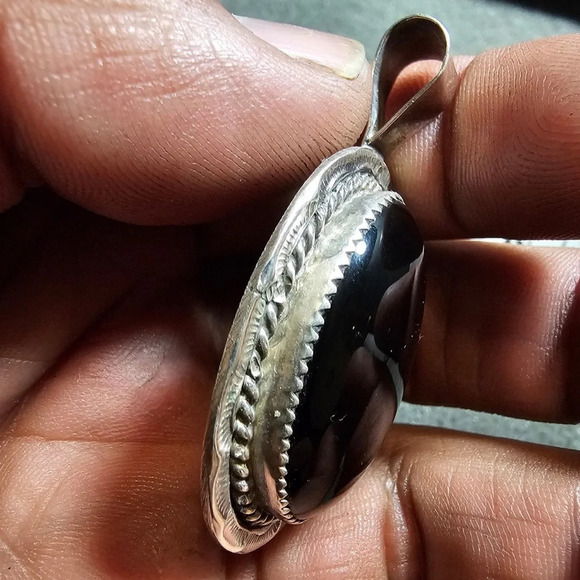 Artisan Signed HB Sterling Silver And Onyx Navajo Oval Saw Tooth Bezel Pendant - Picture 4 of 8